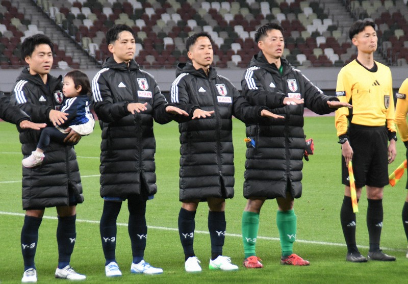 あふれる涙をこらえながら、手話で国歌斉唱するデフサッカー日本代表の松元卓巳選手(右から2人目)=東京・国立競技場で2025年4月2日午後6時55分、川村咲平撮影