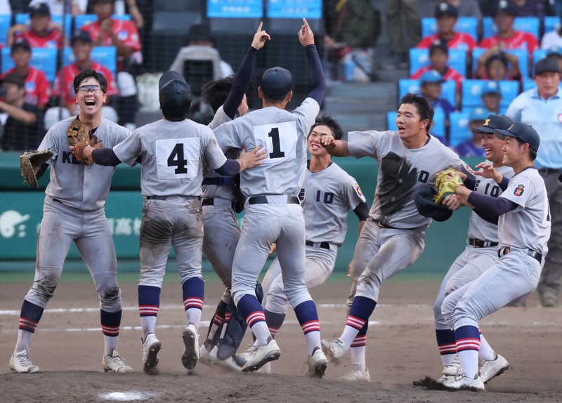 2023年の夏の甲子園で、仙台育英を破って優勝し喜ぶ慶応の選手たち＝阪神甲子園球場で23年8月23日、吉田航太撮影