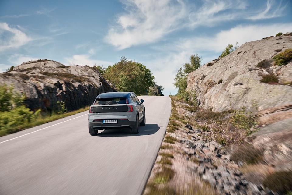 2026 volvo ex30 cross country