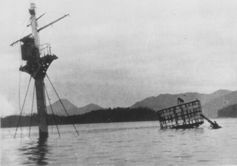舞鶴湾で沈没後、9年間放置された浮島丸＝撮影日不詳