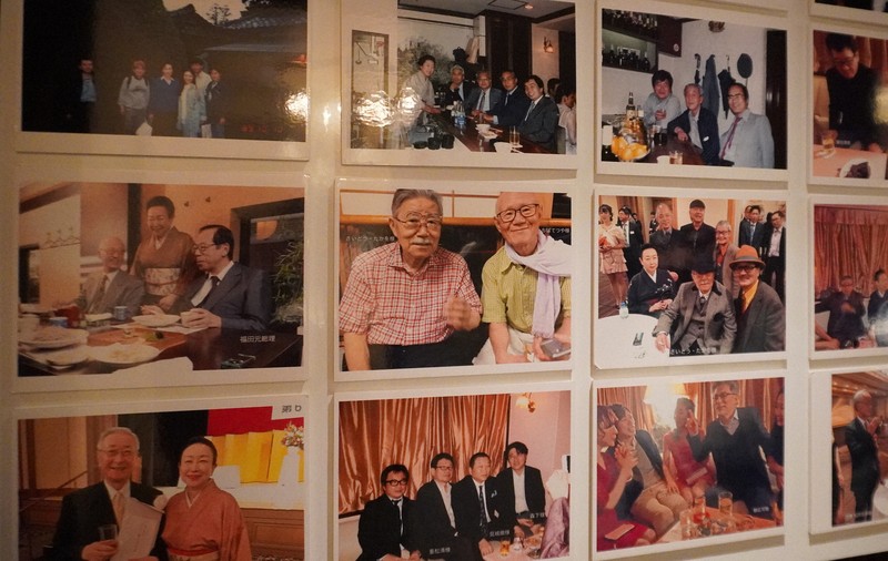ザボンの店内には常連客との思い出の写真が飾ってある。さいとう・たかをさんやちばてつやさん、福田康夫元首相の姿もある=東京都中央区銀座で2025年7月31日午後7時35分、小松やしほ撮影