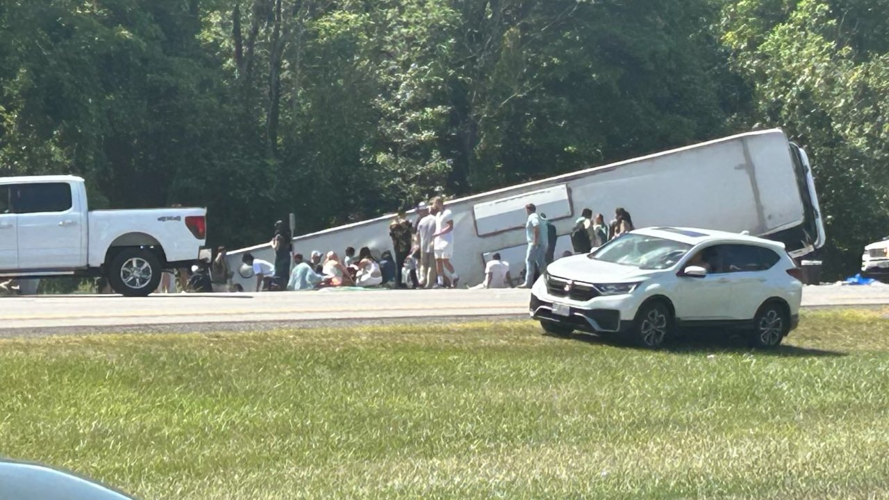 美國紐約州旅遊巴發生車禍多人死傷　警方：乘客大多來自中印菲