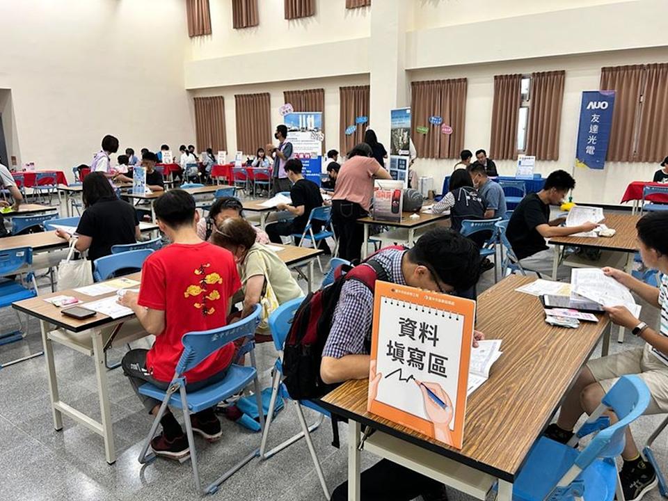 中市勞工局8月系列徵才，共80家企業釋出近6,000職缺，求職者把握機會。（圖：中市府提供）