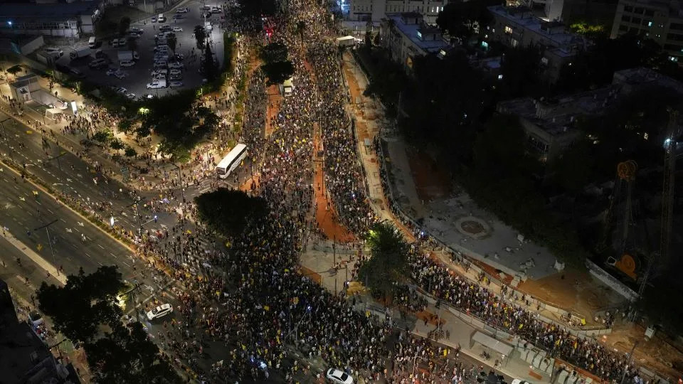 Israeli protesters push harder for hostage deal as divide with Netanyahu deepens