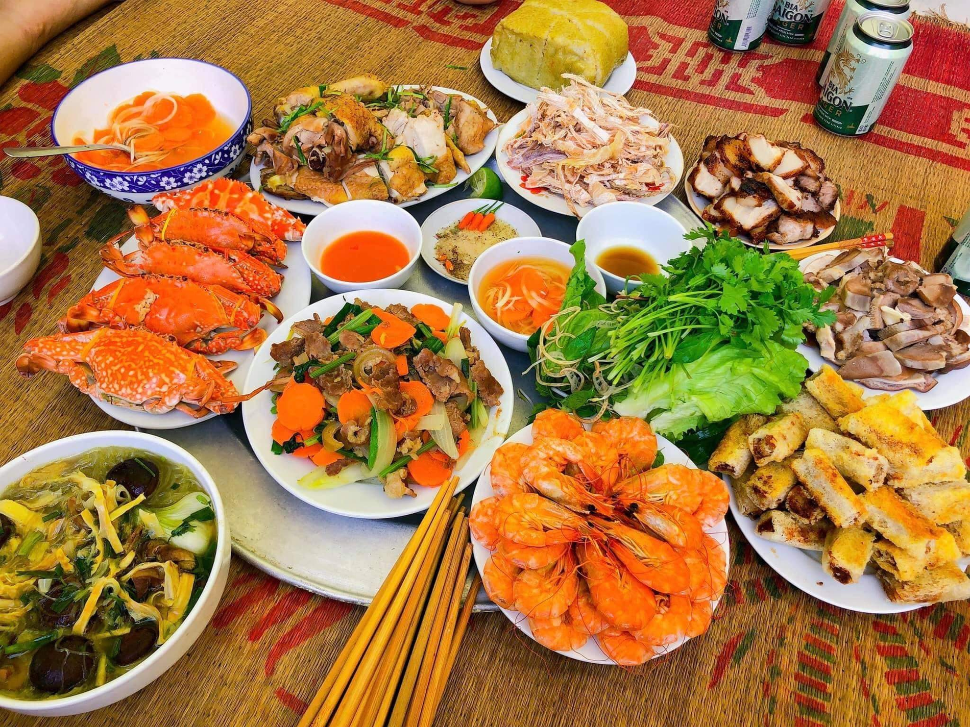Nàng dâu Hải Phòng ấn tượng với mâm cỗ quê chồng, có món nướng than thơm nức mũi