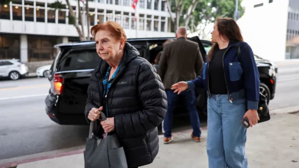 Teresita Baralt, hermana de José Menéndez, camina el día en que la familia de José y Kitty Menéndez se reúne con el fiscal de distrito Nathan Hochman para presionar por la resentencia de Erik y Lyle Menéndez por homicidio premeditado, en Los Ángeles en enero. - David Swanson/Reuters