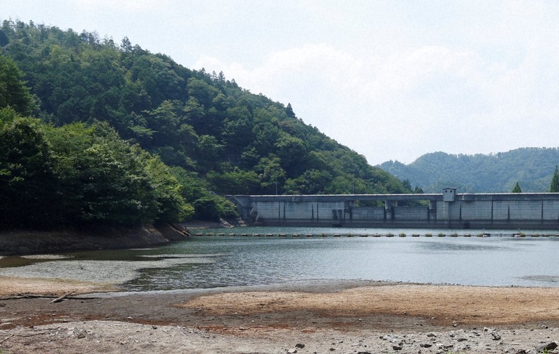 水位が低下し、ダムの底が見えだした三宝ダム＝丹波市春日町下三井庄で2025年8月4日午後1時21分、幸長由子撮影