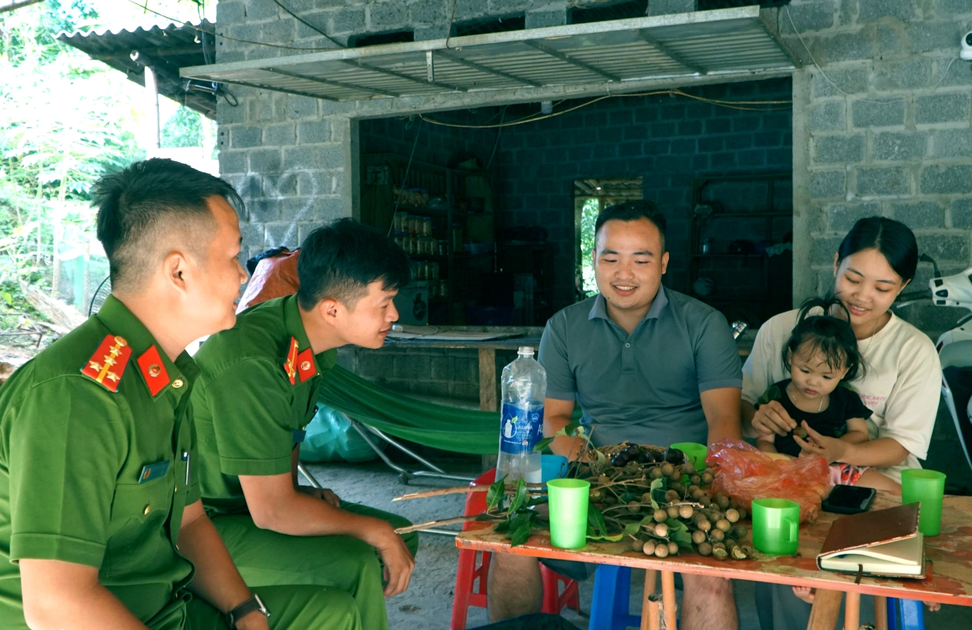 Đại úy công an livestream tuyên truyền pháp luật, giúp dân vùng núi bán nông sản