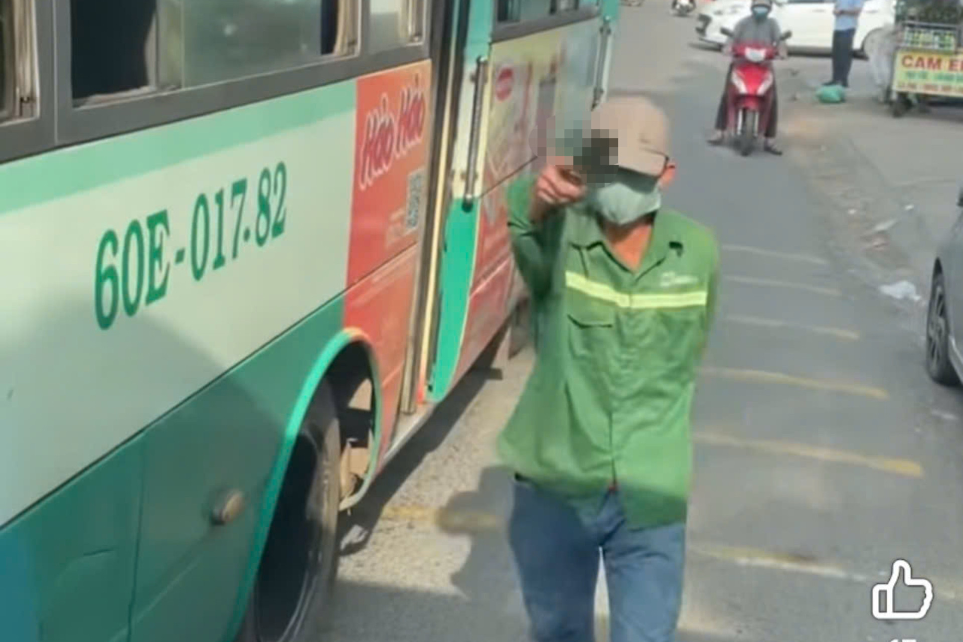 Clip người đàn ông bước xuống xe buýt, cầm dao chĩa thẳng vào tài xế ô tô