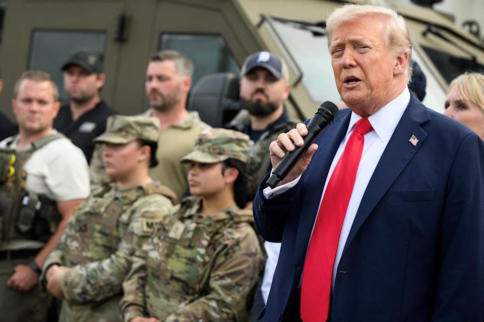 Trump, en opération séduction auprès de militaires à Washington, plaisante sur l’herbe et distribue des pizzas
