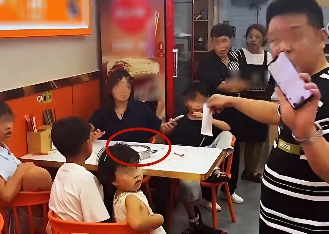 7 người vào nhà hàng chỉ gọi 1 bát mì, chủ quán nhờ dân mạng 'phân xử'
