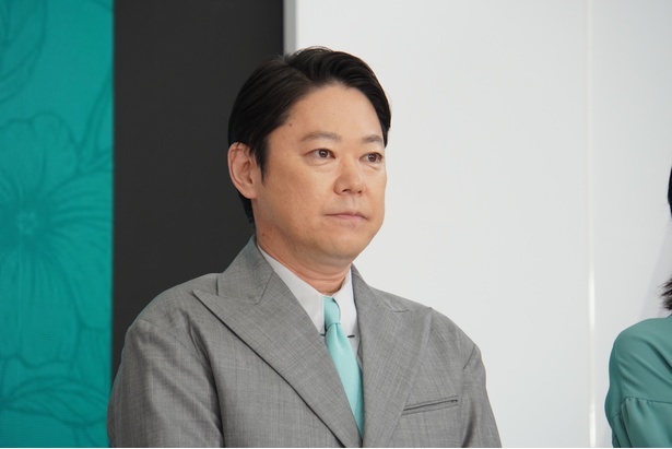 阿部サダヲ「温度差のある」“メイク担当女優”と肩揉み中オフショットに「待っていました」の声＜しあわせな結婚＞