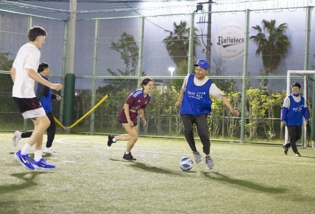 大阪・関西万博の万博パビリオン関係者らが参加したフットサル大会「FOOT ALL CUP」。試合を通じて、大阪府サッカー協会のプロジェクトを発信した=大阪市此花区で2025年5月27日(同協会提供)