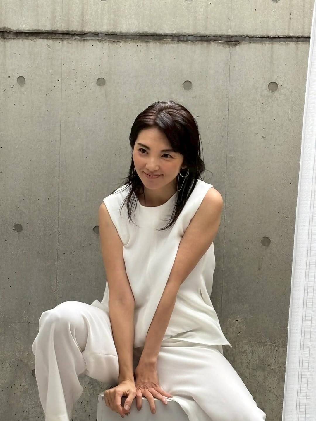 初代「なっちゃん」45歳女優〝二の腕全開〟でニヤリ…最新ショットに反響「可愛いさ健在」「可愛いくて、綺麗でカッコいい!!」「ずっとずっと可愛いです!!」の声