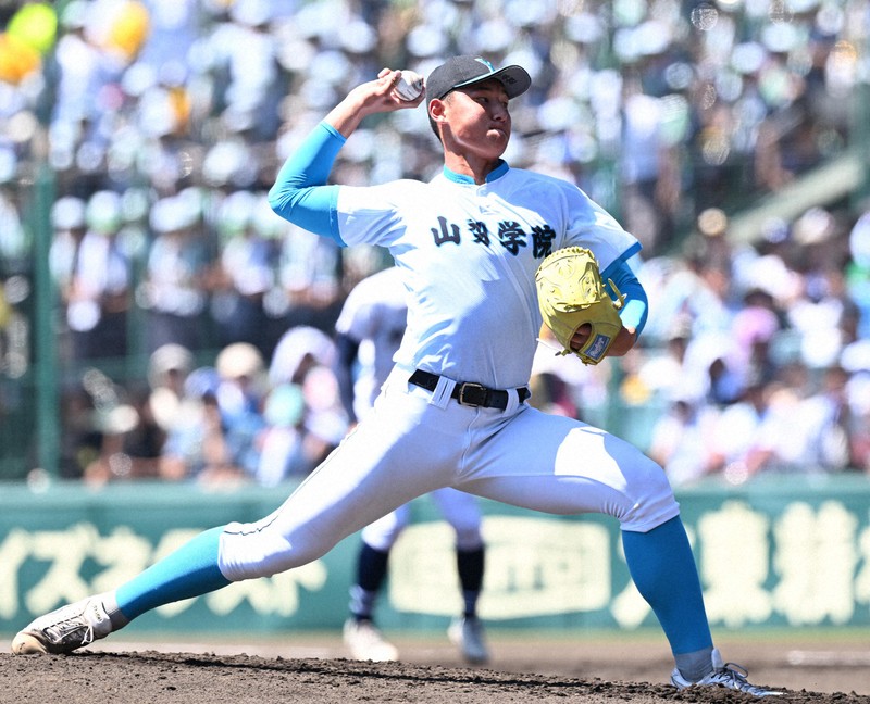 【山梨学院－沖縄尚学】力投する山梨学院の先発・菰田＝阪神甲子園球場で2025年8月21日、平川義之撮影
