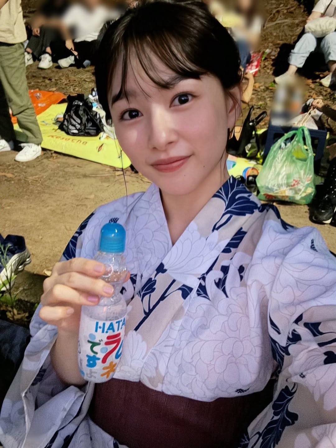 「みんな気付いて無いのかな?」〝妖艶姿〟28歳有名女優が一般客に溶け込みショット「なんとも、色っぽい」