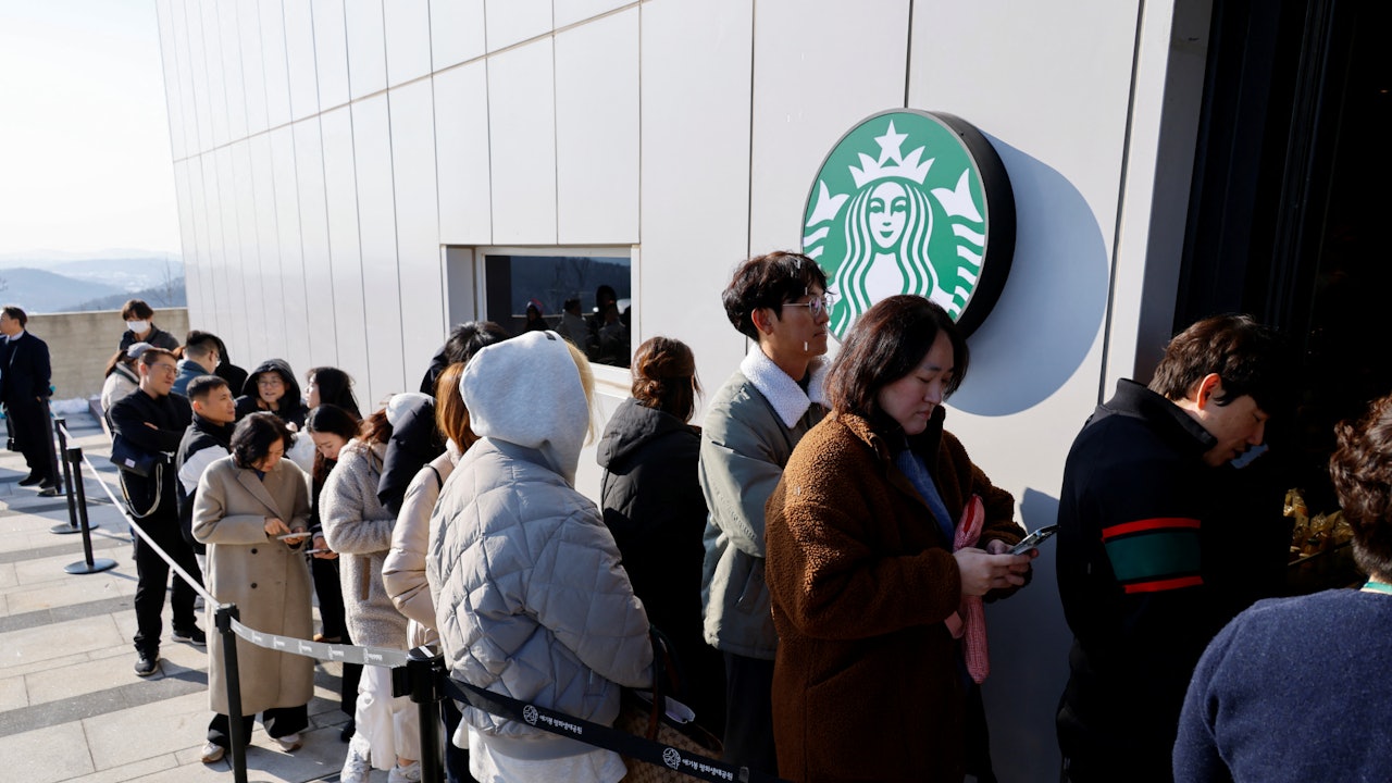韓國星巴克制止共享辦公亂象　禁帶「誇張大物件」進店｜多圖