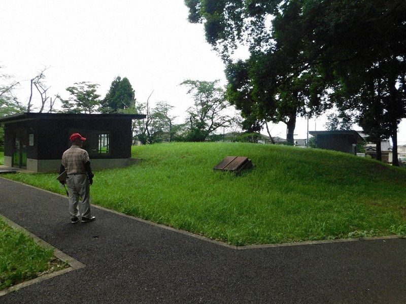 三里塚記念公園内の防空壕（ごう）がある一画。防空壕の上には約3・5メートルの土が盛られている＝千葉県成田市で2025年6月25日午後3時35分、合田月美撮影