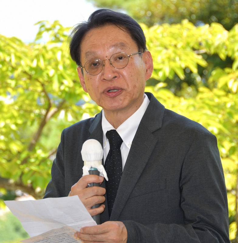 舞鶴空襲の悲劇を「今後も語り継ぐ」と述べる太田耕人学長＝舞鶴市の共楽公園で2025年7月29日午前11時20分、塩田敏夫撮影