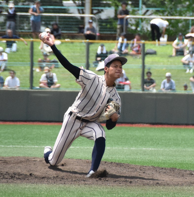 力投する東大阪大柏原の先発・川崎龍輝投手＝GOSANDO南港野球場で2025年7月27日午前11時14分、長宗拓弥撮影