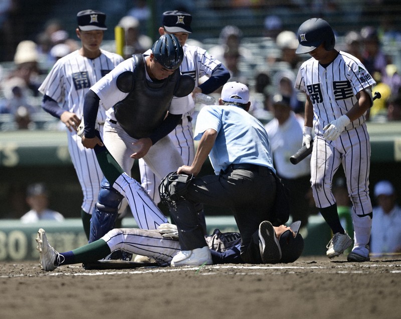 開星の選手、打席の途中で脚を痛めるアクシデント　夏の甲子園