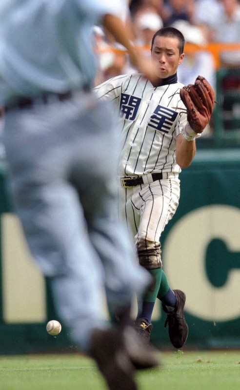 【仙台育英－開星】九回表仙台育英2死満塁、日野聡明選手の飛球を中堅・本田紘章選手が落球＝阪神甲子園球場で2010年8月11日、竹内紀臣撮影