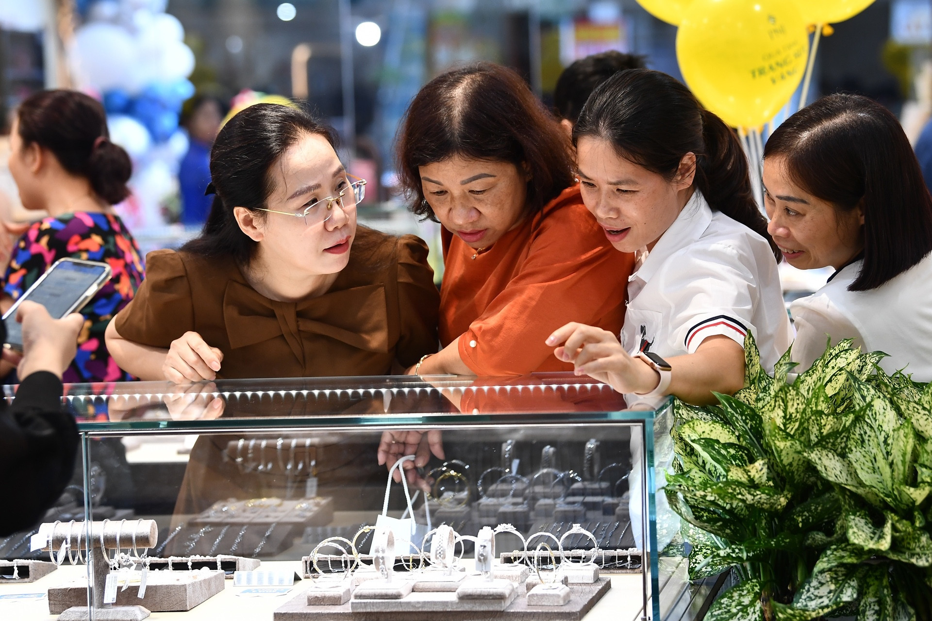 Giá vàng hôm nay 17/8/2025 vàng miếng SJC ‘neo cứng’ trên đỉnh cao