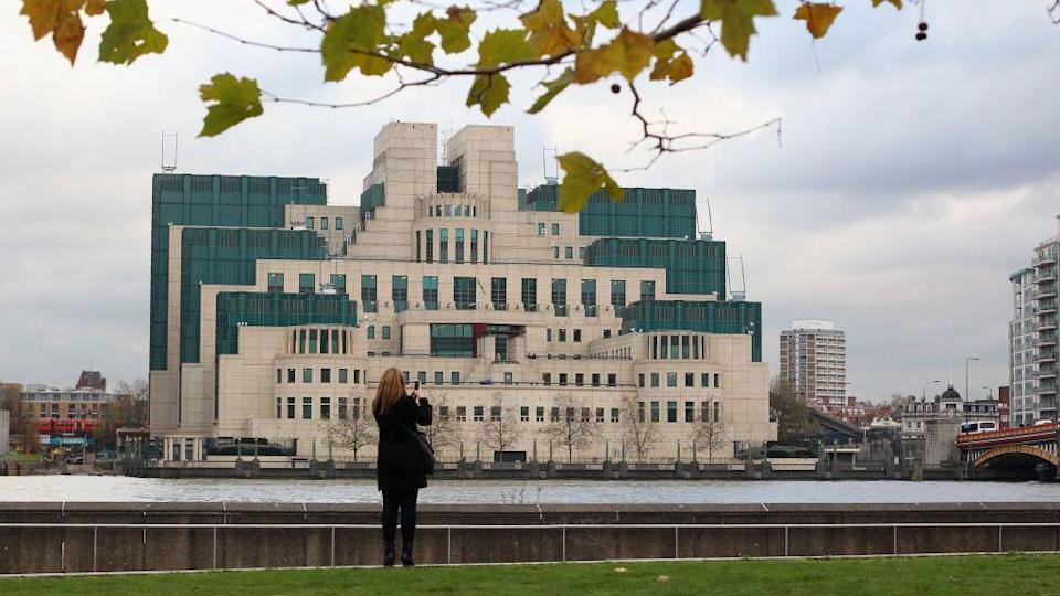 Una mujer fotografía el edificio del servicio de inteligencia británico situado en Londres.