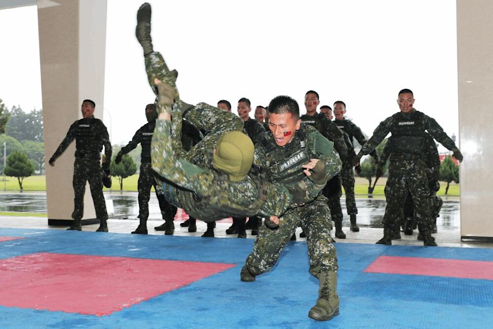 藍委齊轟行政院未編軍人加薪預算 痛批政府不編就是違法