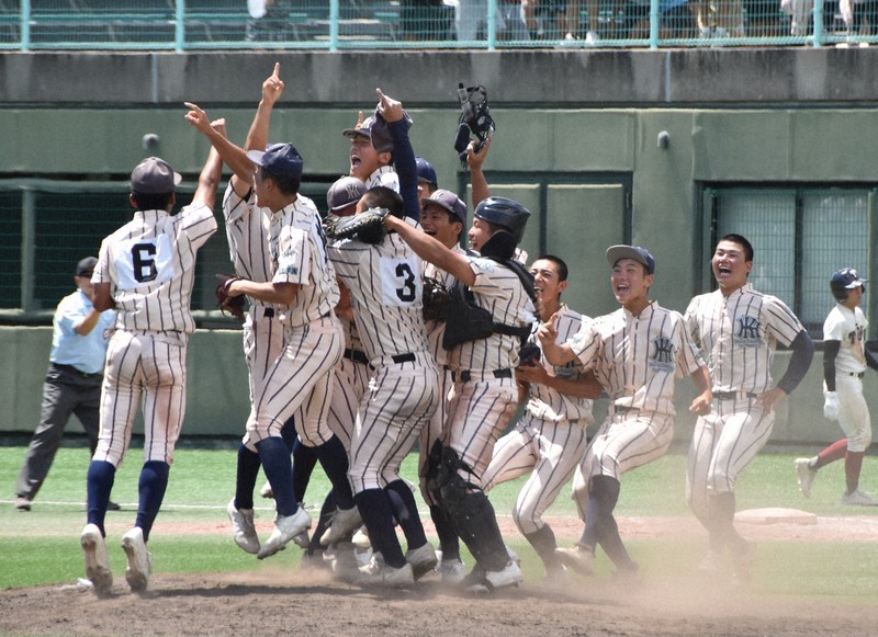 大阪大会優勝を決め、マウンドに集まって喜ぶ東大阪大柏原の選手たち＝GOSANDO南港野球場で2025年7月27日午後1時13分、長宗拓弥撮影