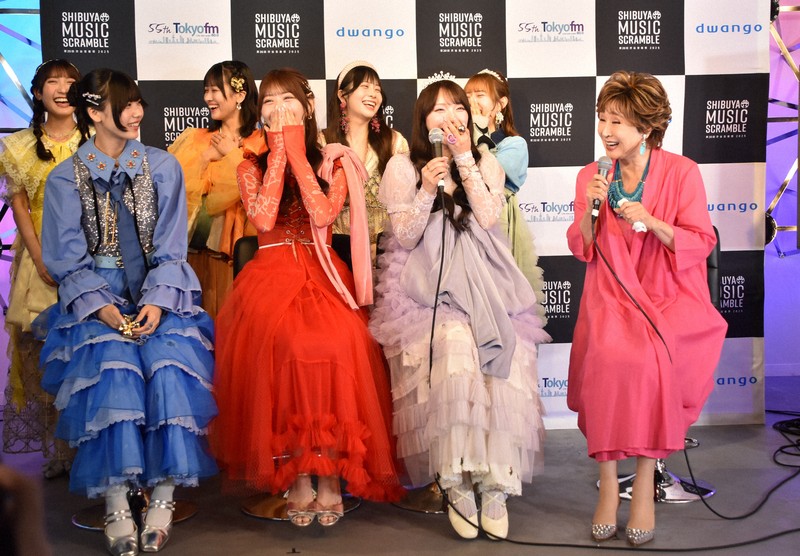 渋谷音楽祭でコラボステージを披露するアイドルグループ「SWEET　STEADY」とトークを繰り広げる小林幸子さん（右）＝東京都渋谷区で2025年7月31日、河慧琳撮影