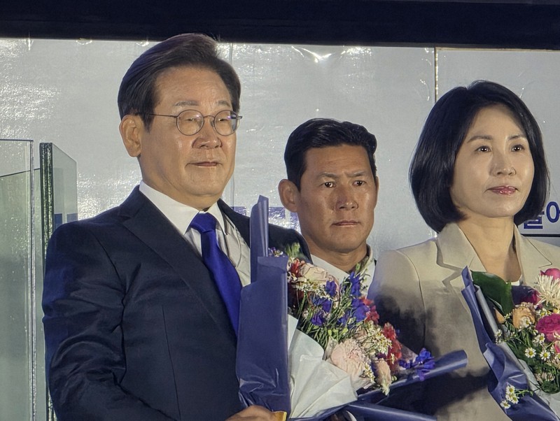韓国大統領選で当選を確実にし、花束を受け取った李在明氏（左）と妻の金恵景氏（右）＝ソウル市の国会前で2025年6月4日午前1時13分、日下部元美撮影