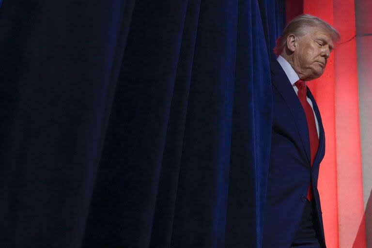 El presidente de Estados Unidos, Donald Trump, sube al escenario durante una cumbre sobre inteligencia artificial el 23 de julio de 2025 en Washington, DC.