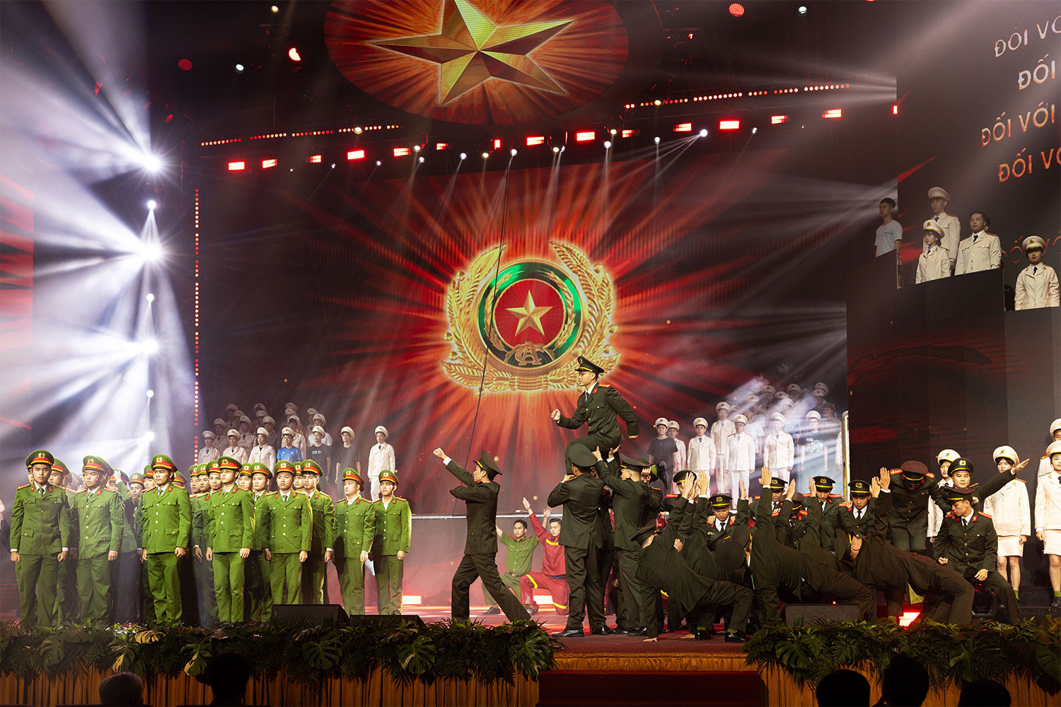 Tùng Dương, Ngọc Anh gây ấn tượng ở chương trình 'Vinh quang Công an nhân dân Việt Nam'