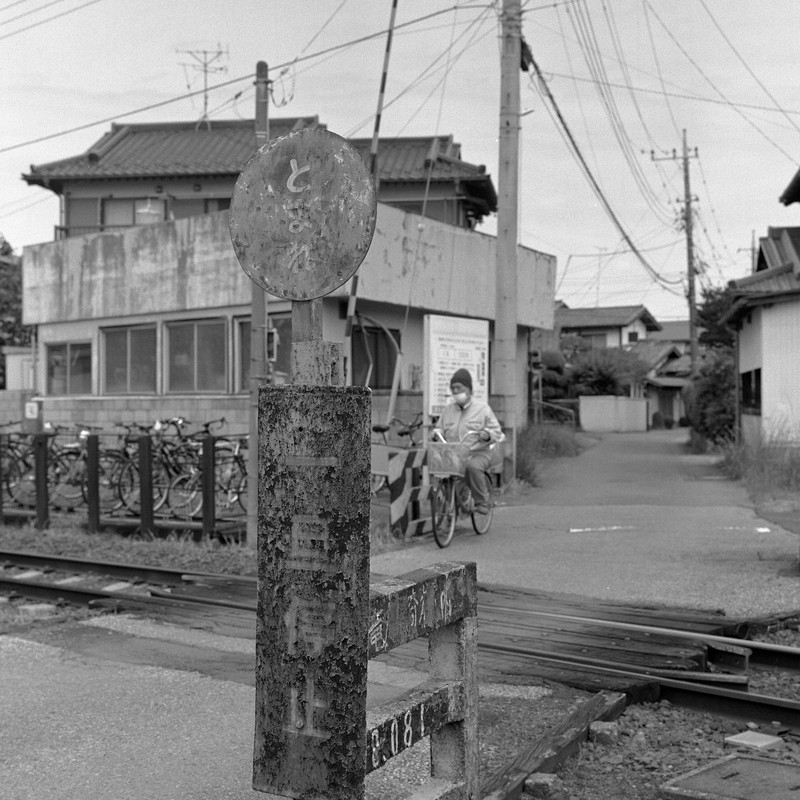 駅のすぐそばの小さな踏切は警告板もさび放題=茨城県南部で2025年5月23日、中村琢磨撮影