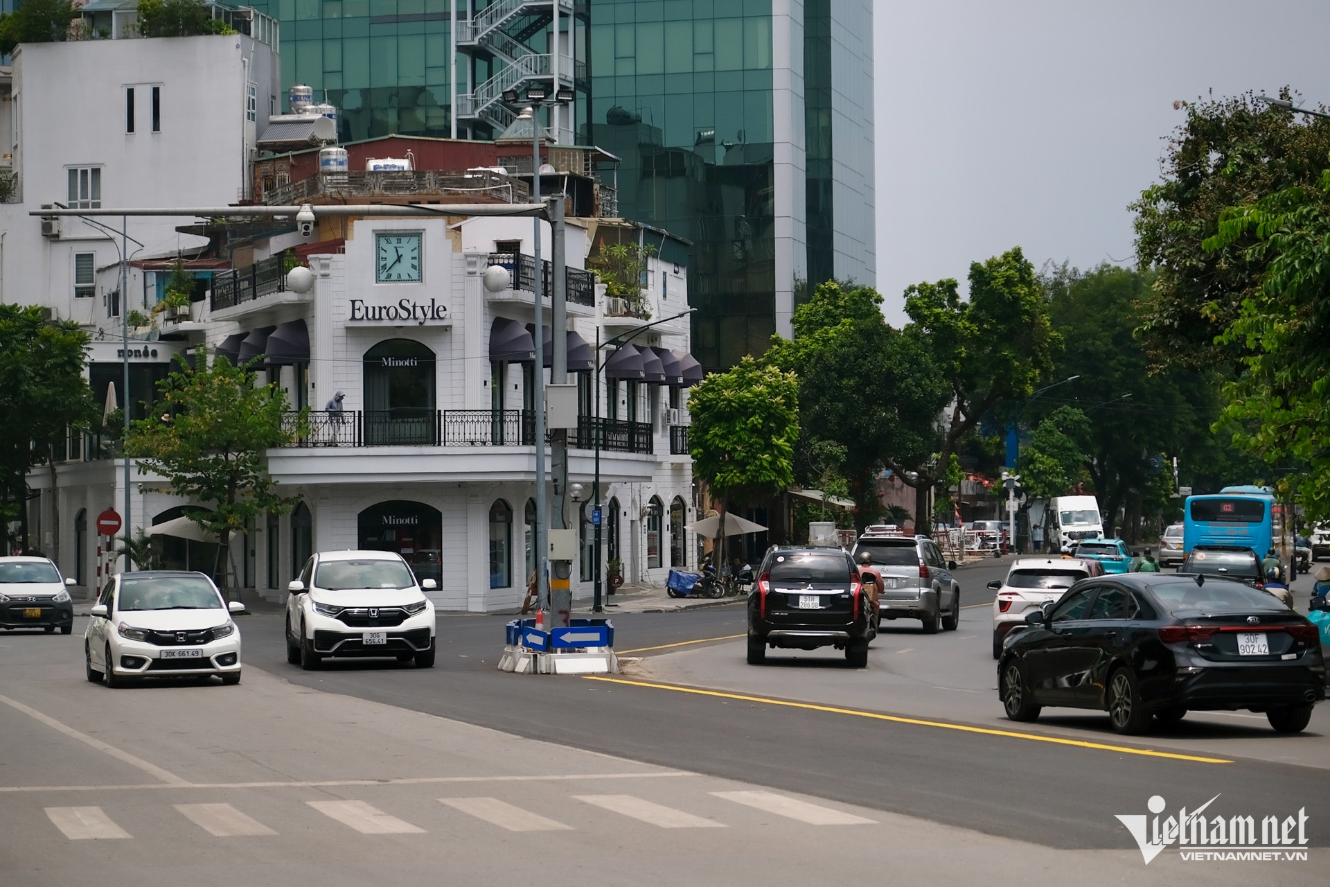 Giao thông khác lạ khi đường phố ở Hà Nội được dỡ hàng loạt dải phân cách cứng