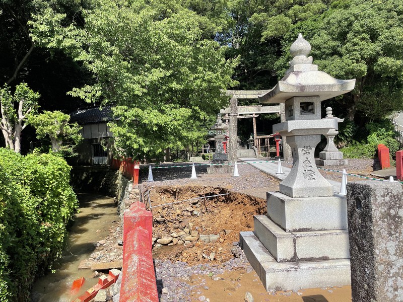 参道の一部が崩落した中津宮。13日時点では灯籠（手前）も落ちかけている＝宗像市の宗像大社中津宮で2025年8月13日、宗像大社提供