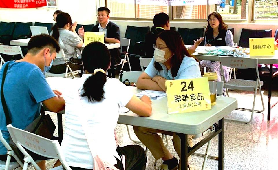 職涯攜手 一鹿相伴!桃市府就職處平鎮區婦幼活動中心徵才活動。(桃園市政府就業職訓服務處提供)