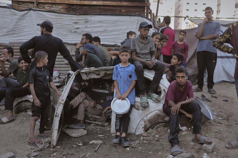 Palestinos esperan la llegada de alimentos