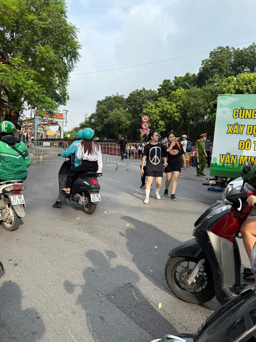 Cầu Long Biên bất ngờ bị cấm để quay phim, dân bức xúc vì tắc đường kéo dài