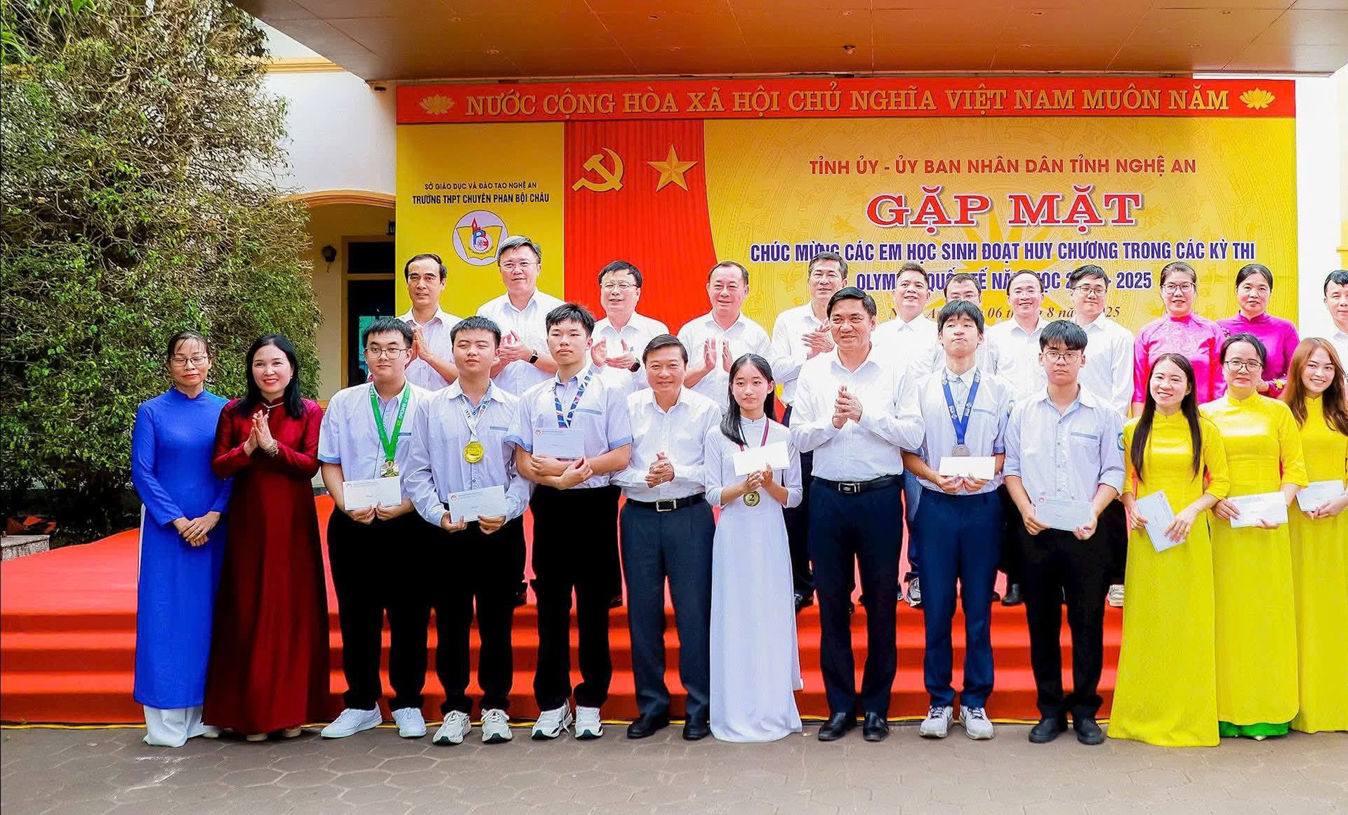 Nghệ An chi hơn 1,4 tỷ đồng thưởng 75 học sinh thi tốt nghiệp THPT điểm cao