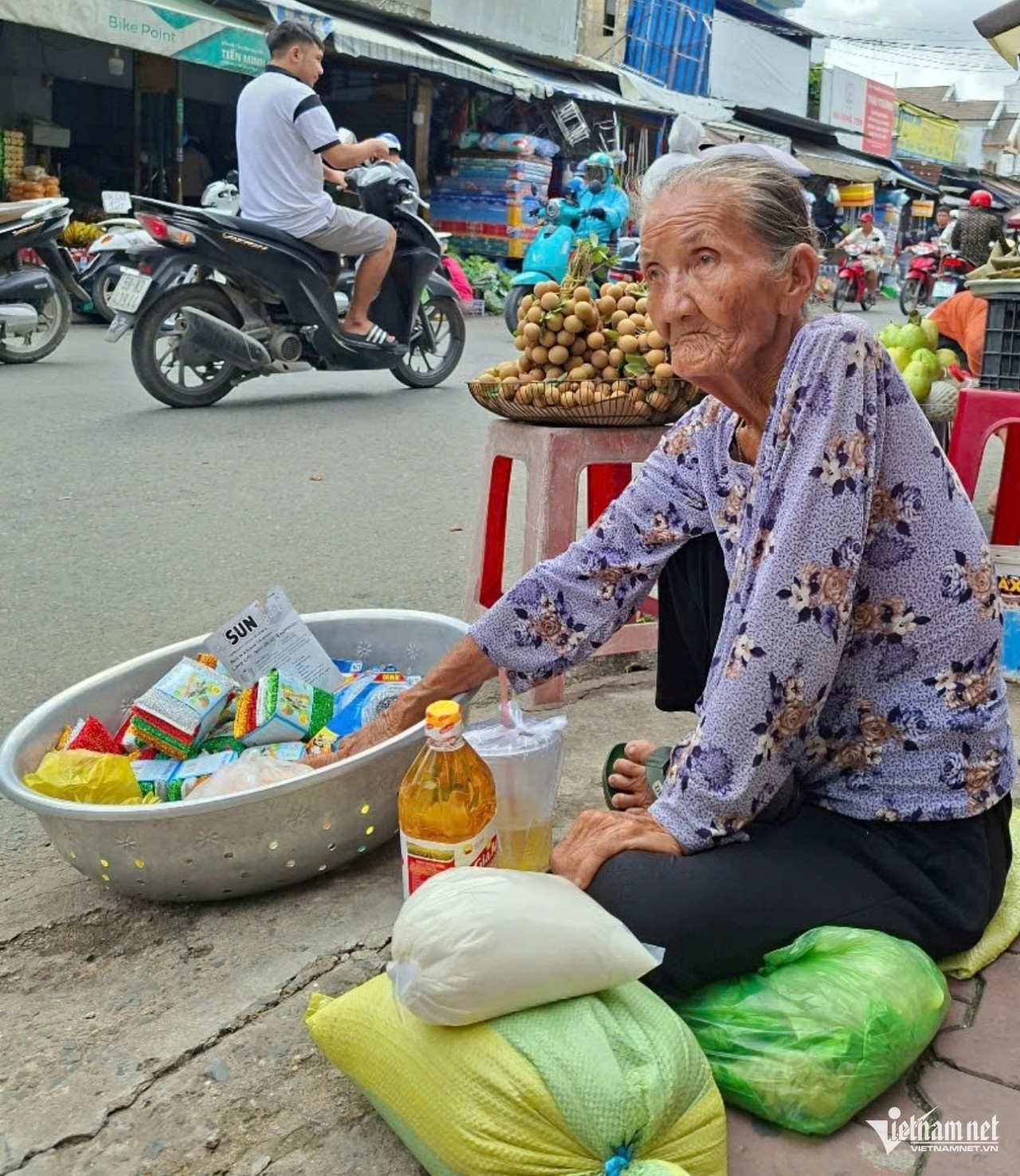 Cụ bà U90 mưu sinh dưới nắng gắt ở TP.HCM gây xôn xao, cháu trai tiết lộ sự thật