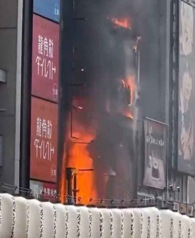 大阪ビル火災、被害拡大の一因は広告看板？　専門家「繁華街の欠点」