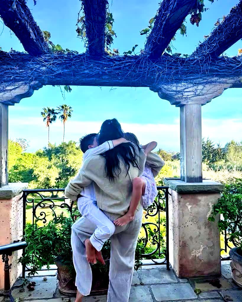 Meghan, con sus hijos en su casa de Montecito