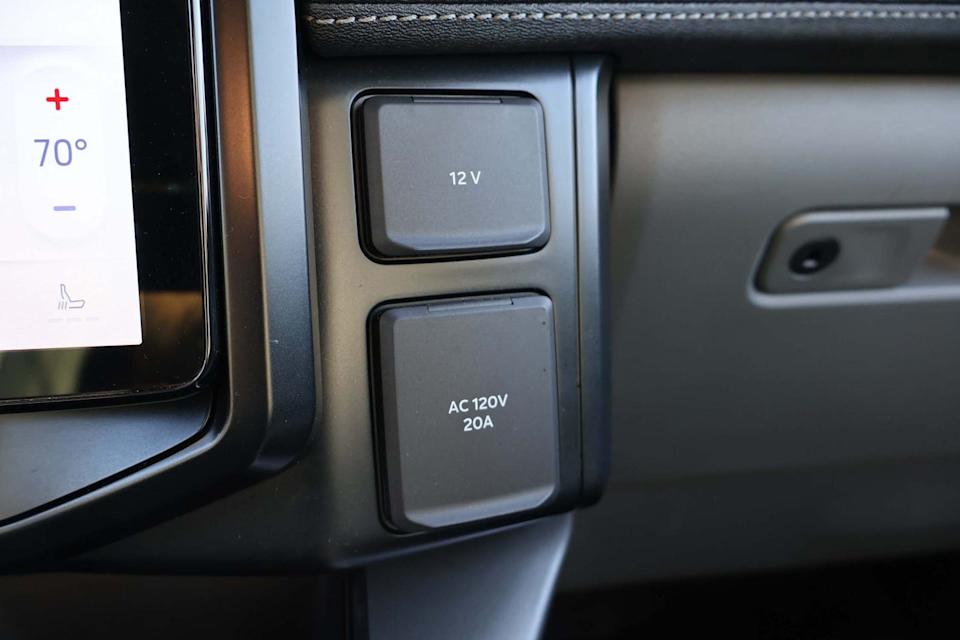 2025 ford f150 lightning flash