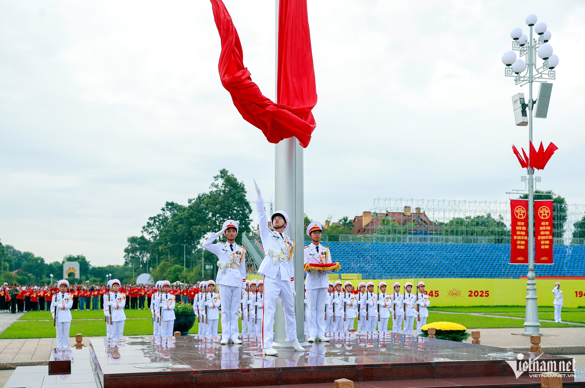 Em bé 2 tuổi theo bố mẹ tham gia sự kiện đi bộ mừng Quốc khánh