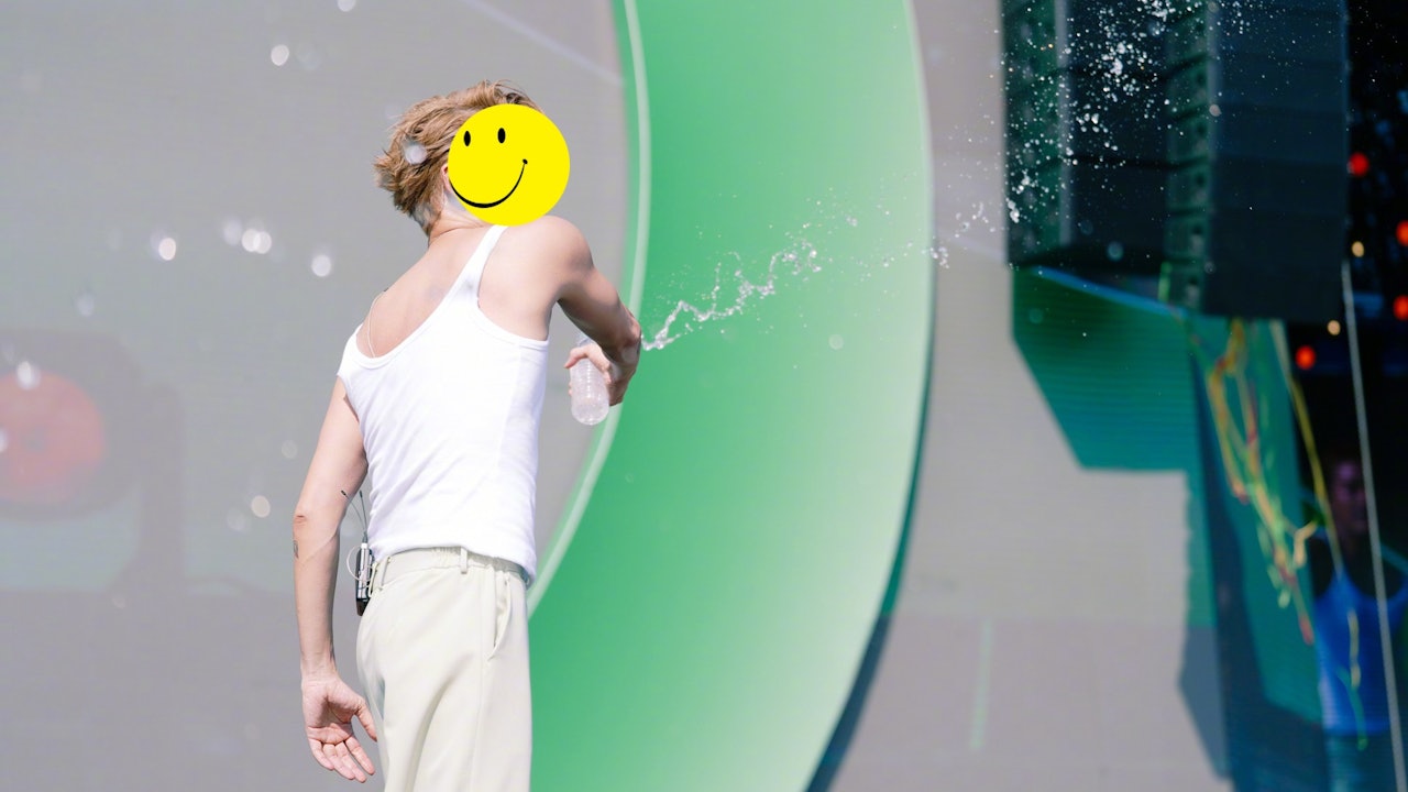 45歲歌手愛穿白背心演唱被批不修邊幅　堅持做自己：我覺得很浪漫