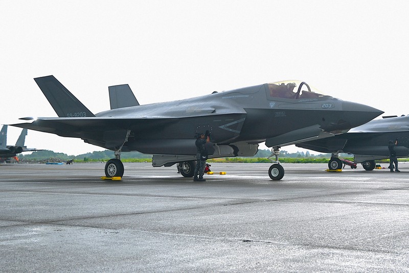 航空自衛隊新田原基地に到着した最新鋭ステルス戦闘機F35B＝宮崎県新富町の同基地で2025年8月7日午後1時50分、下薗和仁撮影