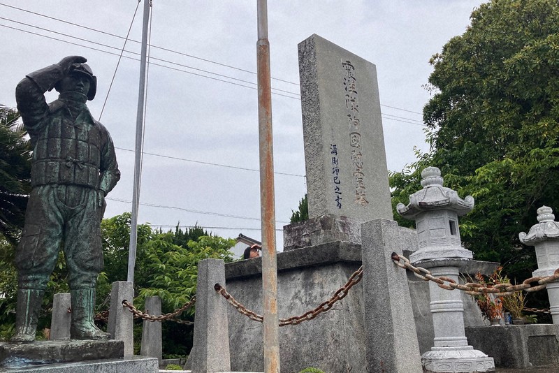 震洋隊事故の犠牲者を悼み、建てられた慰霊塔と兵士像＝高知県香南市で2025年5月11日、鵜塚健撮影