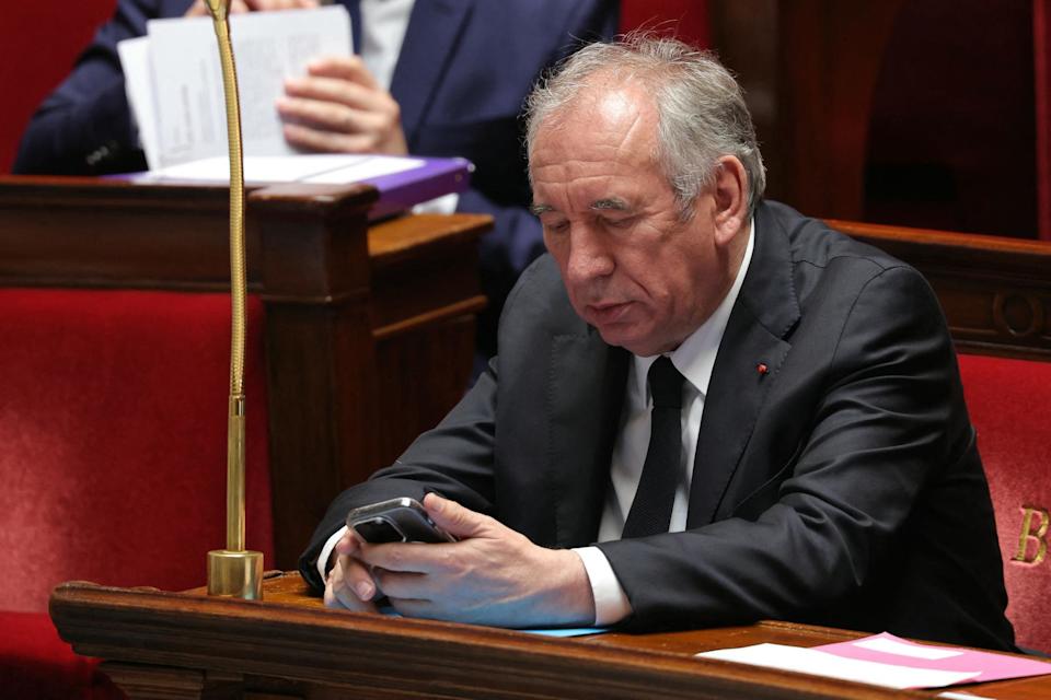 Le Premier ministre français François Bayrou regarde son téléphone lors d’une séance de questions au gouvernement à l’Assemblée nationale, le 30 avril 2025.